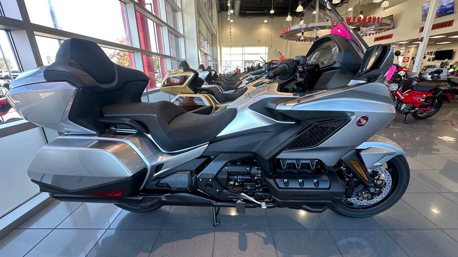 2025 Honda GOLDWING TOUR 50th Anniversary - Photo 5