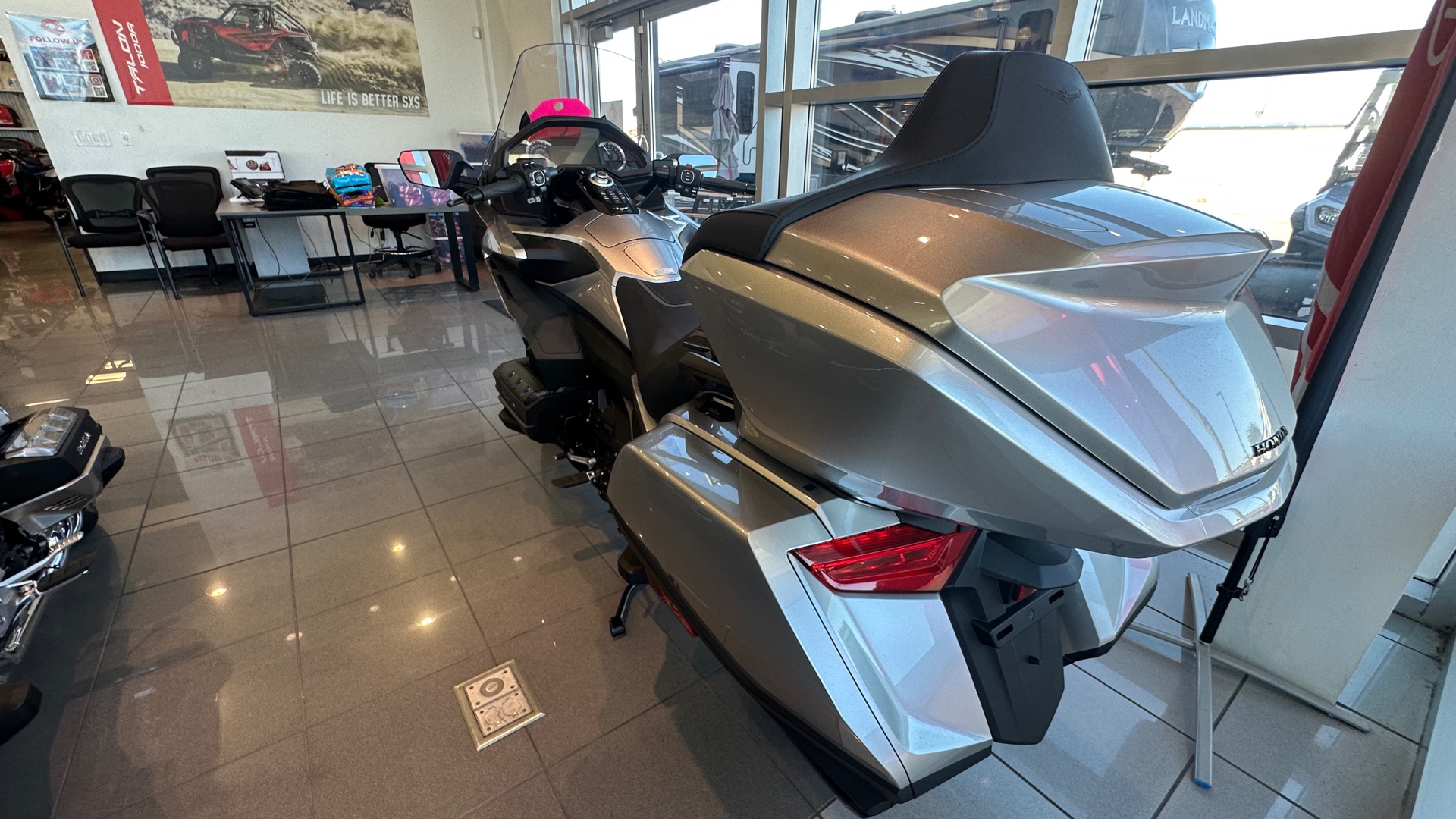 2025 Honda GOLDWING TOUR 50th Anniversary - Photo 8