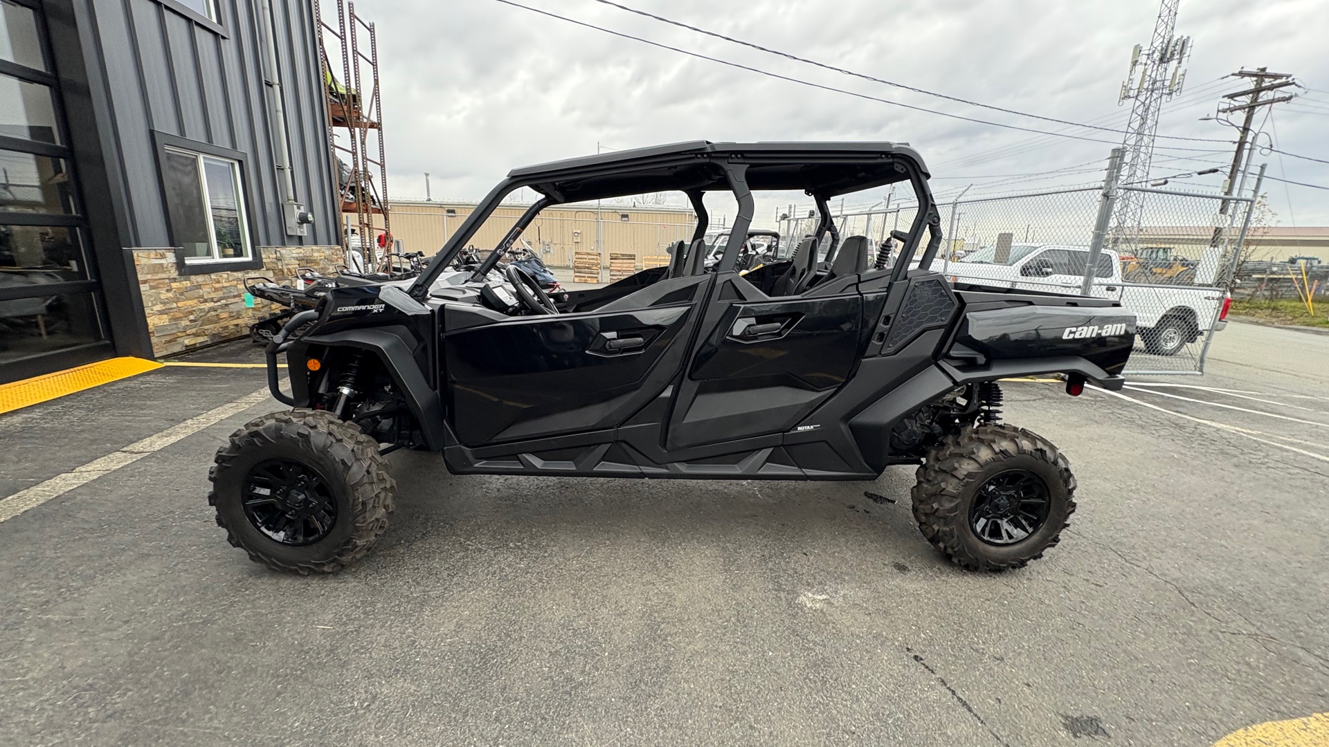 2025 Can-Am COMMANDER MAX XT 1000R - Photo 2