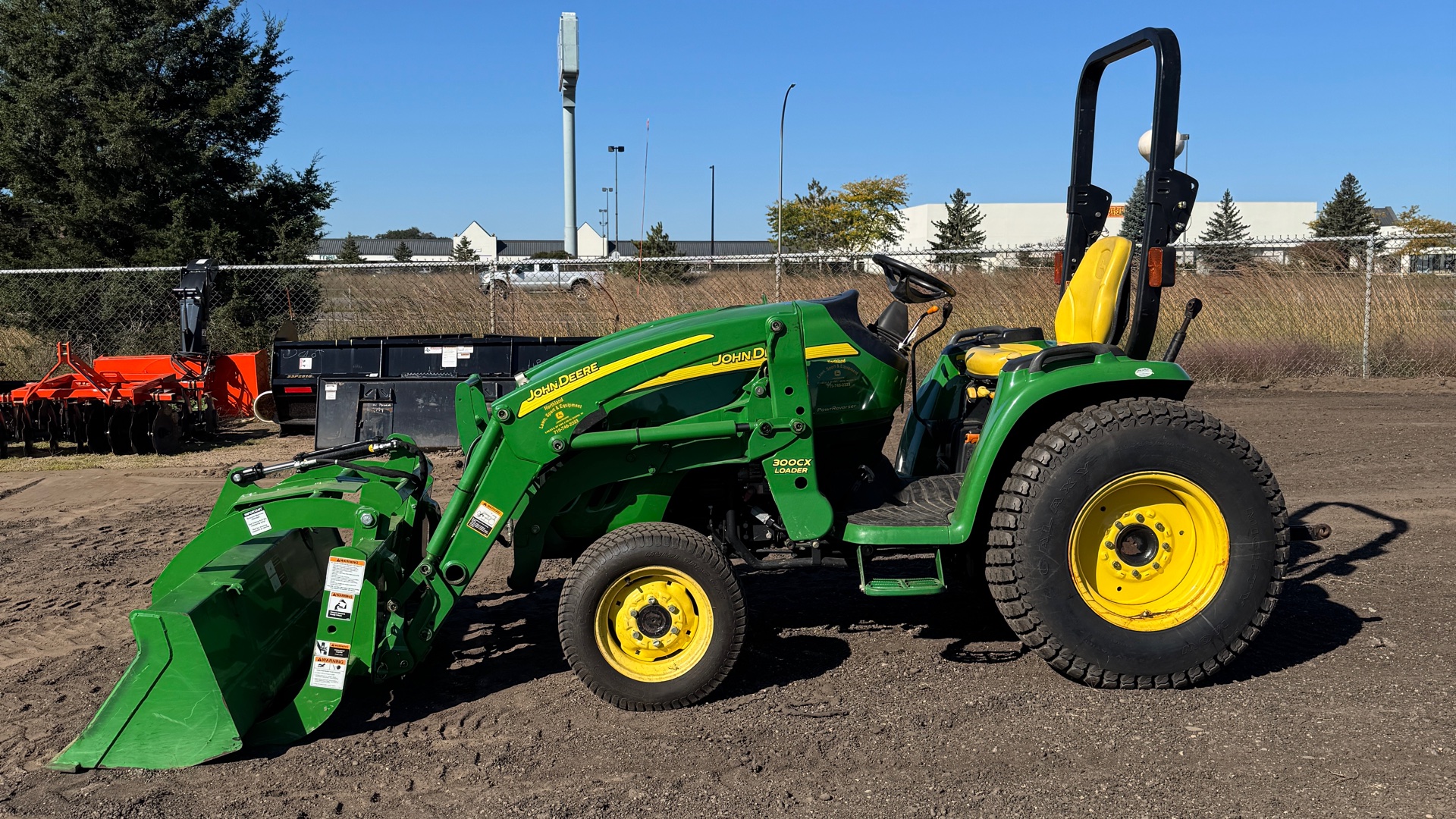 2006 John Deere *2005* 3320 Compact Tractor (32.5 hp) - Photo 2