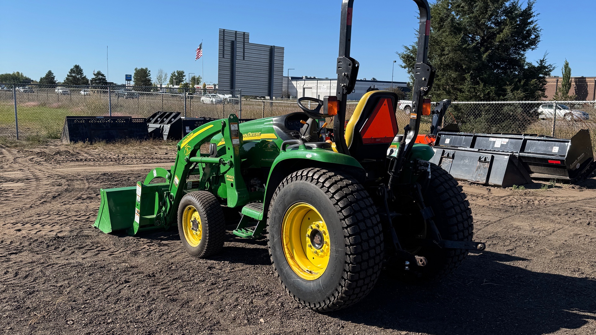 2006 John Deere *2005* 3320 Compact Tractor (32.5 hp) - Photo 3