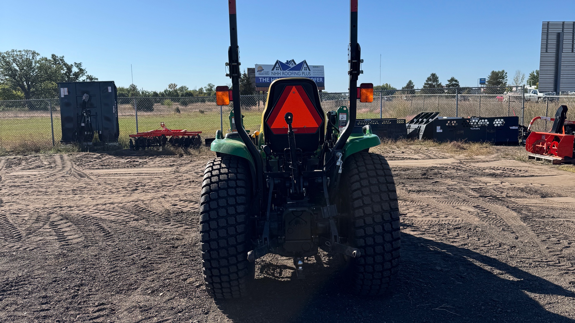 2006 John Deere *2005* 3320 Compact Tractor (32.5 hp) - Photo 4