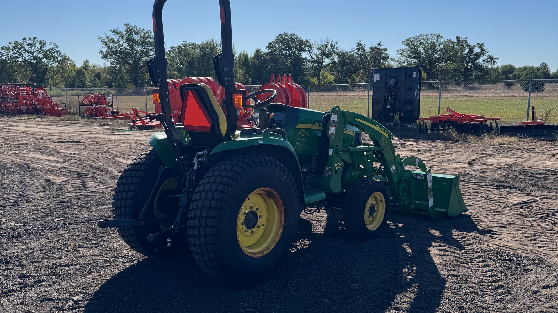 2006 John Deere *2005* 3320 Compact Tractor (32.5 hp) - Photo 5