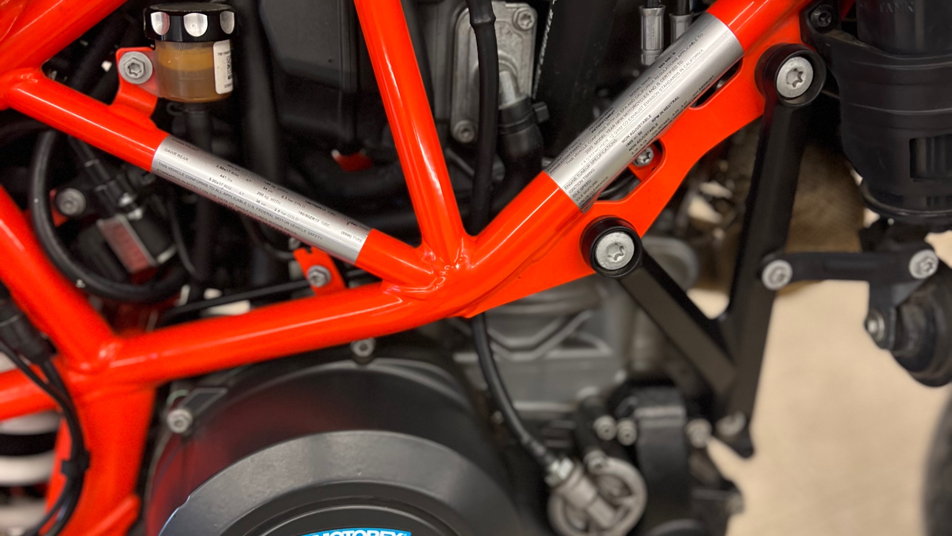 2023 KTM SMC 690R - Photo 2