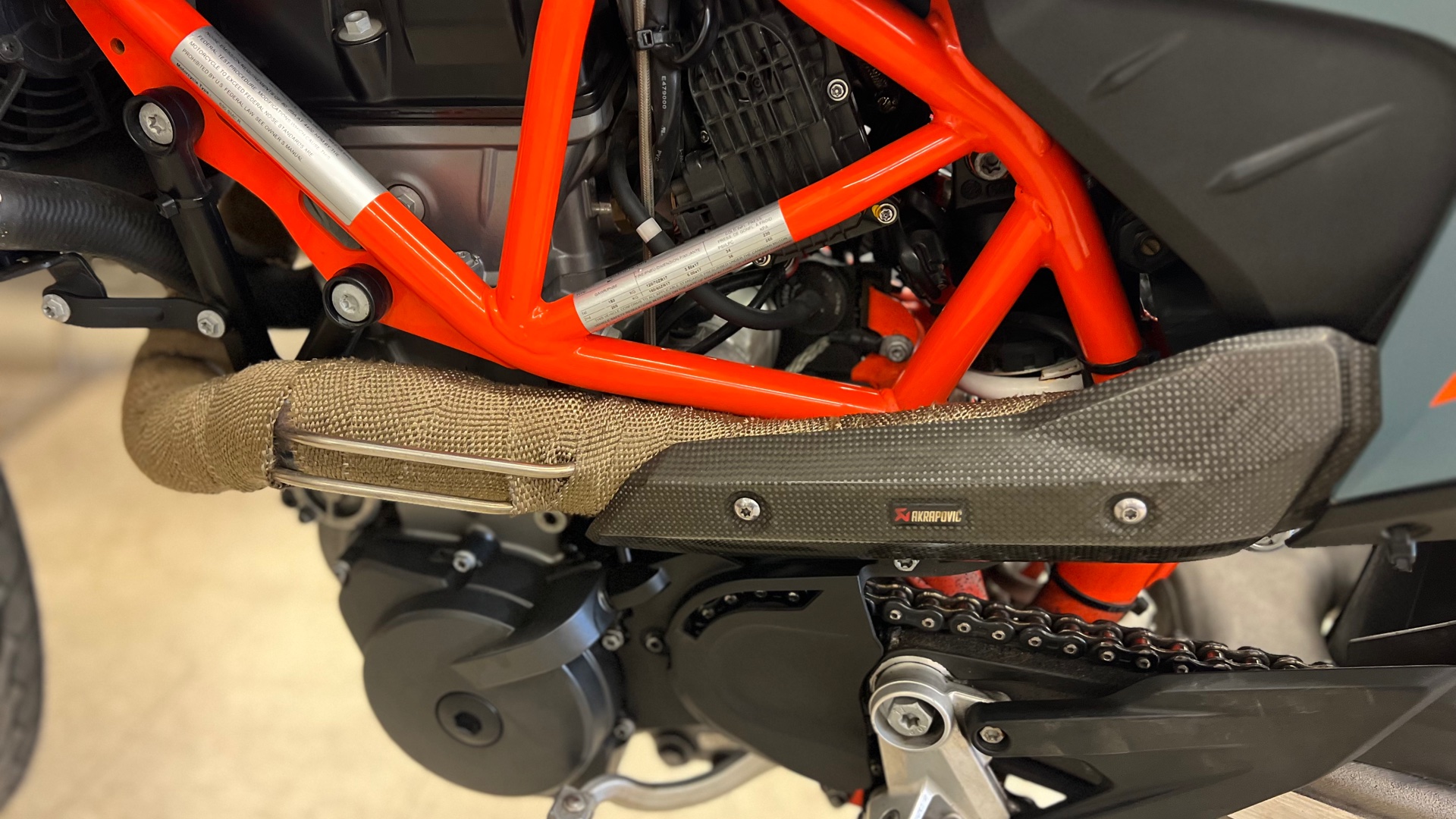 2023 KTM SMC 690R - Photo 4