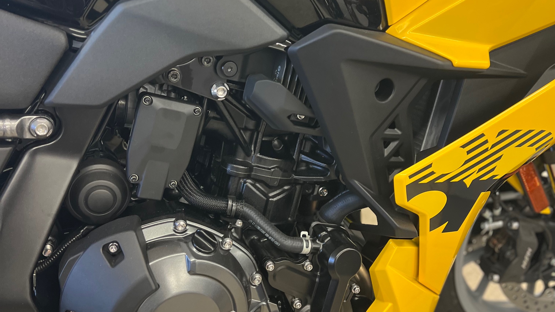2025 Suzuki GSX-8R - Photo 2