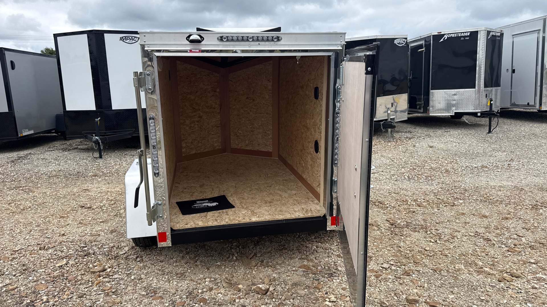 2027 Continental Cargo photo 3
